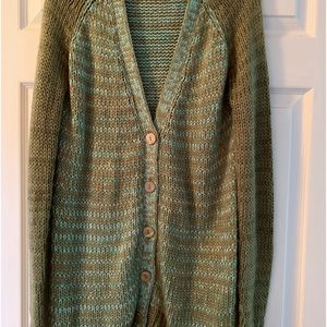 Long cardigan sweater with shades of greens